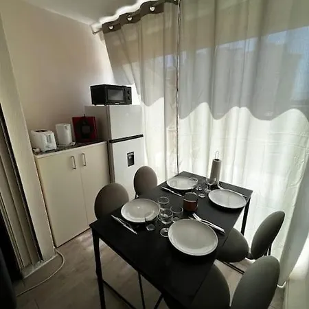 Le Sergent-studio-piscine-wifi Apartment